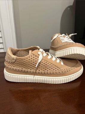 Yellow Box Tan Low-Top Lace-Up Sneakers / Worn Once! SZ 8 / tan & white